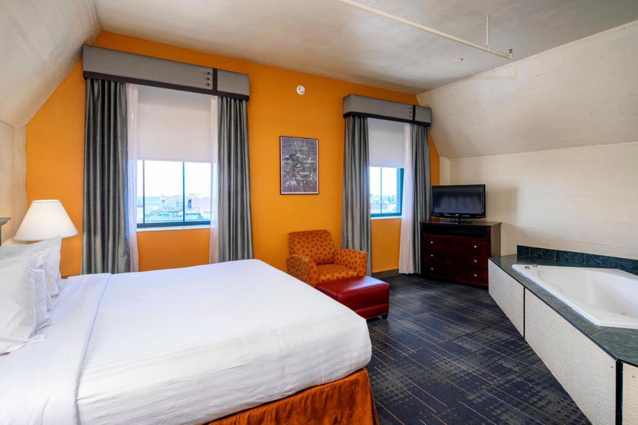The Suites Hotel At Waterfront Plaza ดุลูท ภายนอก รูปภาพ