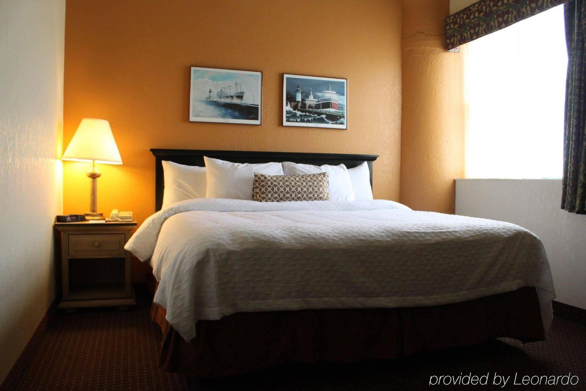 The Suites Hotel At Waterfront Plaza ดุลูท ภายนอก รูปภาพ