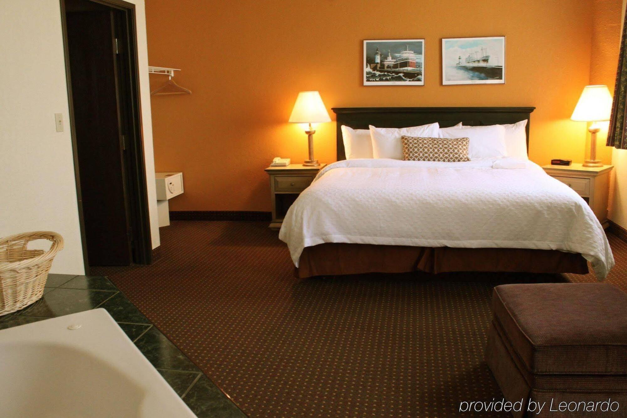 The Suites Hotel At Waterfront Plaza ดุลูท ภายนอก รูปภาพ